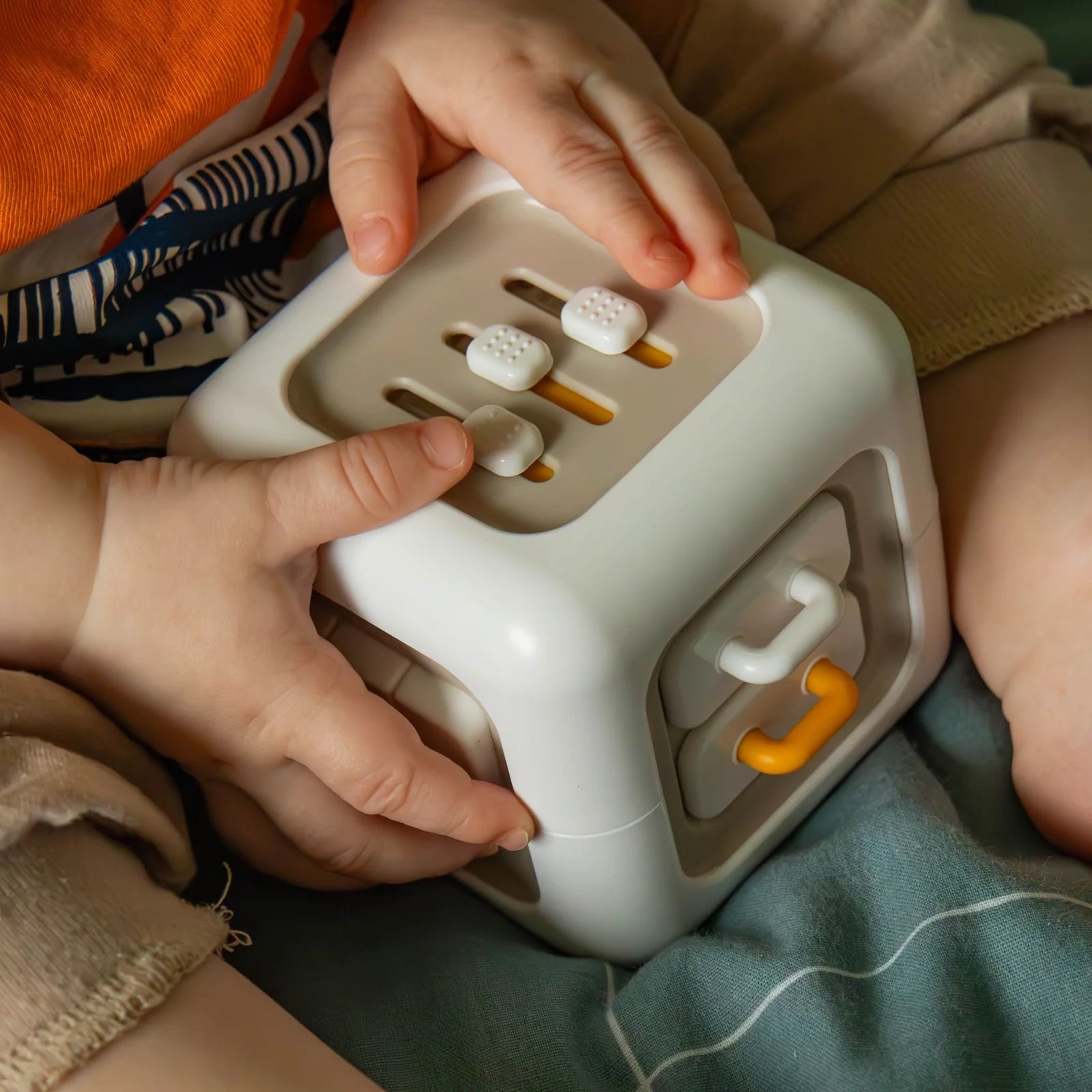 Toddlers Cube – 6 aktiviteter i en kub